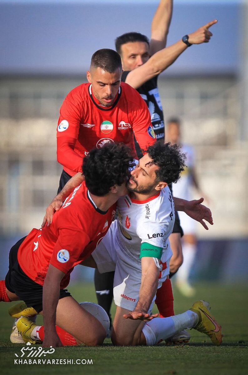 تصاویر | عجیب‌ترین لحظه بازی پرسپولیس و تراکتور/ درگیری محبت‌آمیز کاپیتان سرخ‌ها و ستاره عراقی