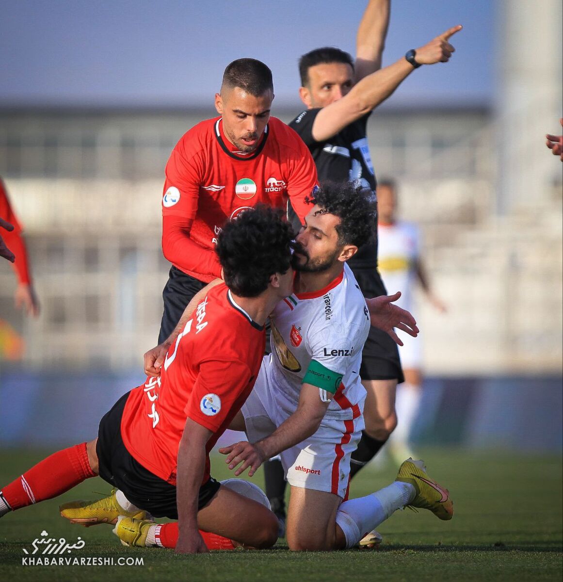 تصاویر | عجیبترین لحظه بازی پرسپولیس و تراکتور/ درگیری محبتآمیز کاپیتان سرخها و ستاره عراقی