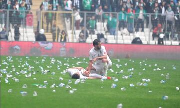 ویدیوهایی وحشتناک از فوتبال ترکیه؛ استقبال از بازیکنان با ترقه و چاقو!/ این زمین فوتبال است یا میدان جنگ؟/ جنجال‌های کُردنشین‌ها ادامه دارد