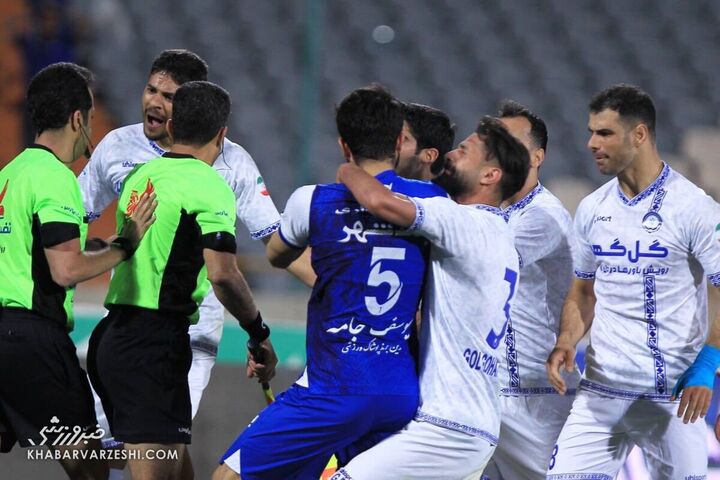 درگیری بازیکنان با داور؛ استقلال - گلگهر