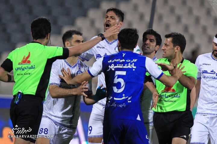 درگیری بازیکنان با داور؛ استقلال - گلگهر