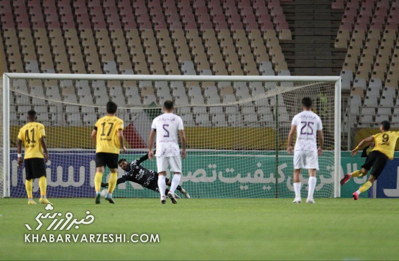 عکس| این بازیکن روی دست بیرانوند بلند شد