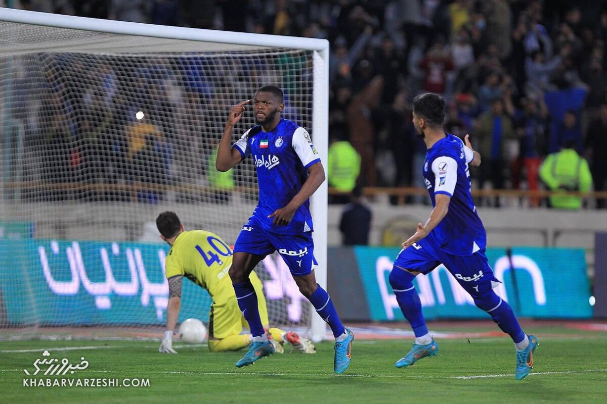 عکس | شادی گل بین المللی ستاره استقلال/ خوشحالی مهاجم آبی پوشان چه معنی داشت؟/ پای ستاره منچستر به بازی استقلال باز شد