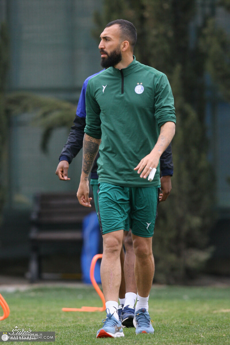 عکس| روزبه چشمی با دست آتل بندی شده به تمرین رفت!