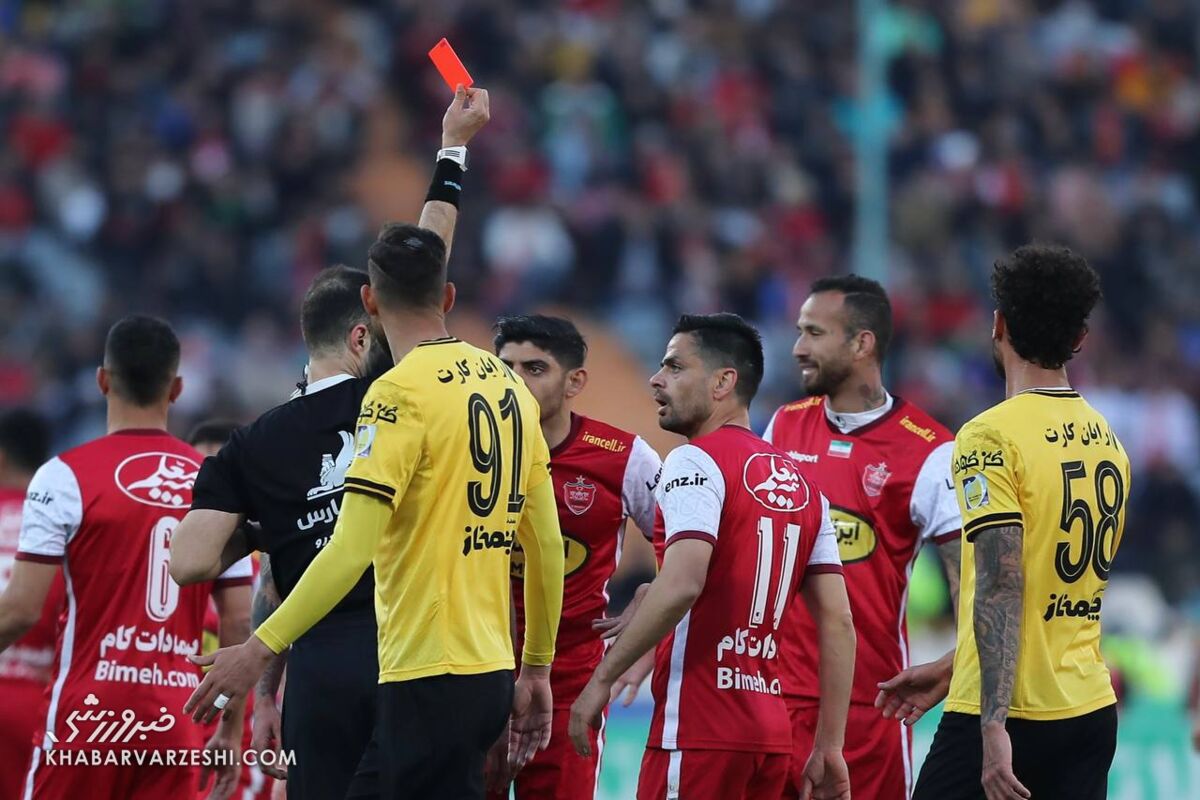 اقدام هواداران خشمگین پرسپولیس پس از باخت به سپاهان/ عامل شکست فینال زودهنگام مورد هدف قرار گرفت!