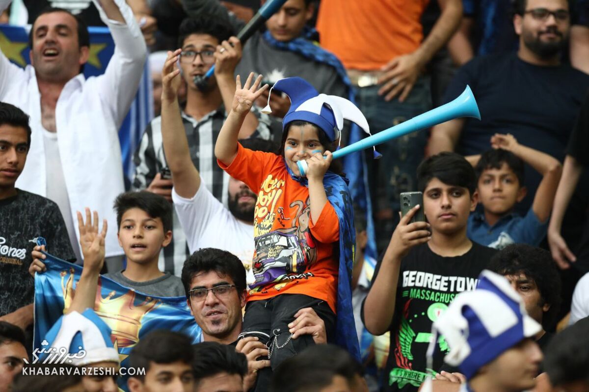 عکس| دختر استقلالی در جمع هواداران آبی