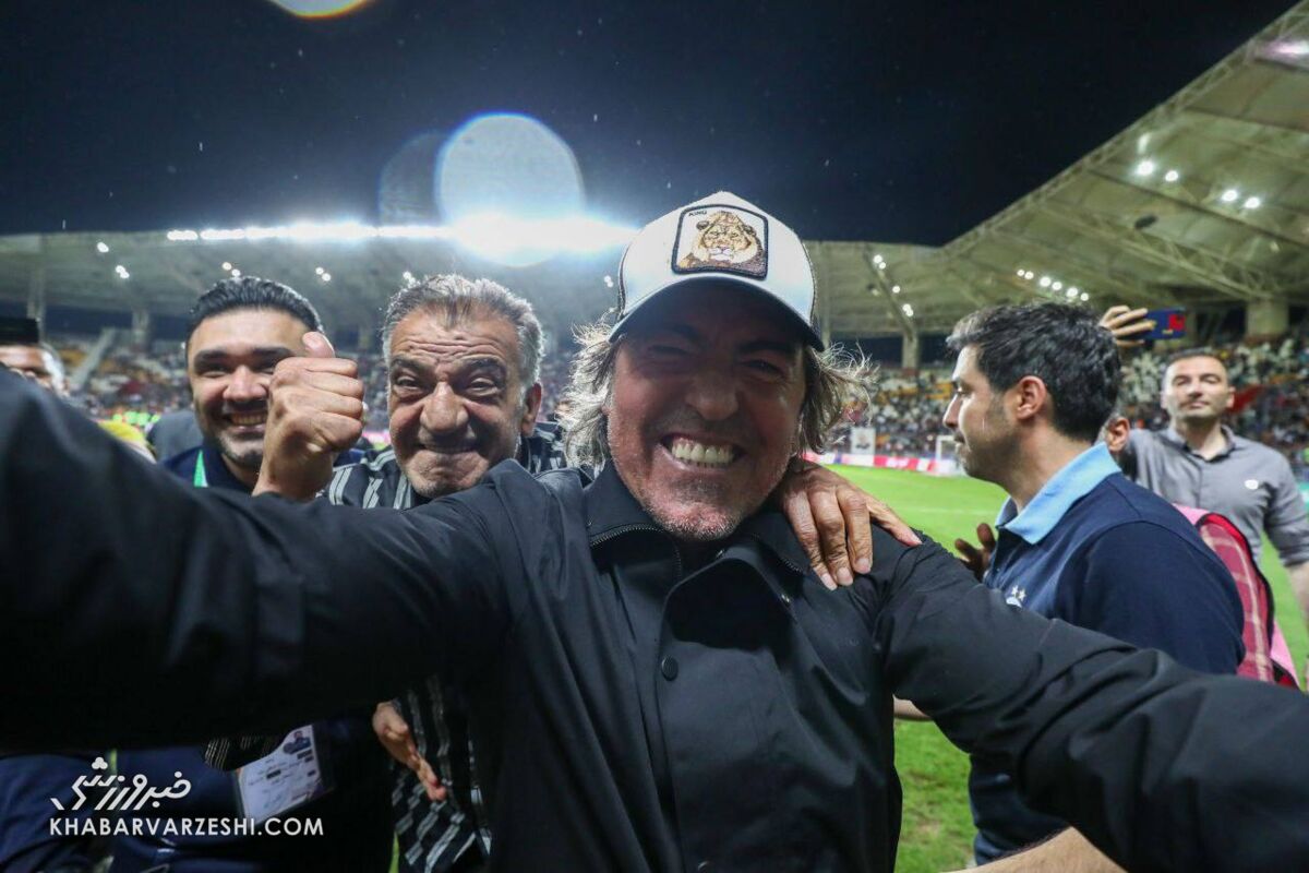 عکس| ژست ساپینتو پس از جا گذاشتن پرسپولیس/ بازگشت به کورس با کلاه جادویی!