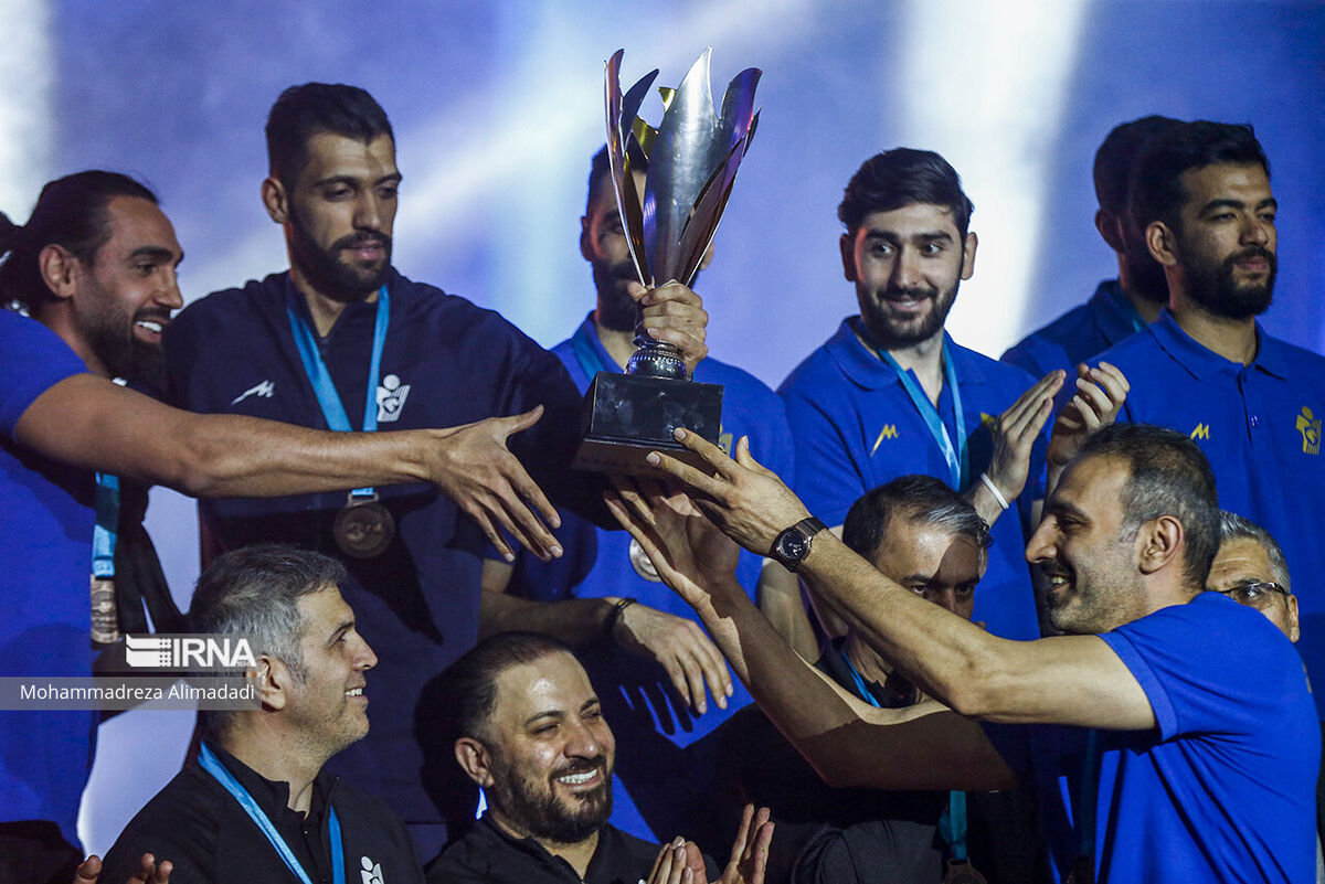 قاب عکس عجیب برای آقای گل استقلال/ جام مشترک فوتبال و والیبال