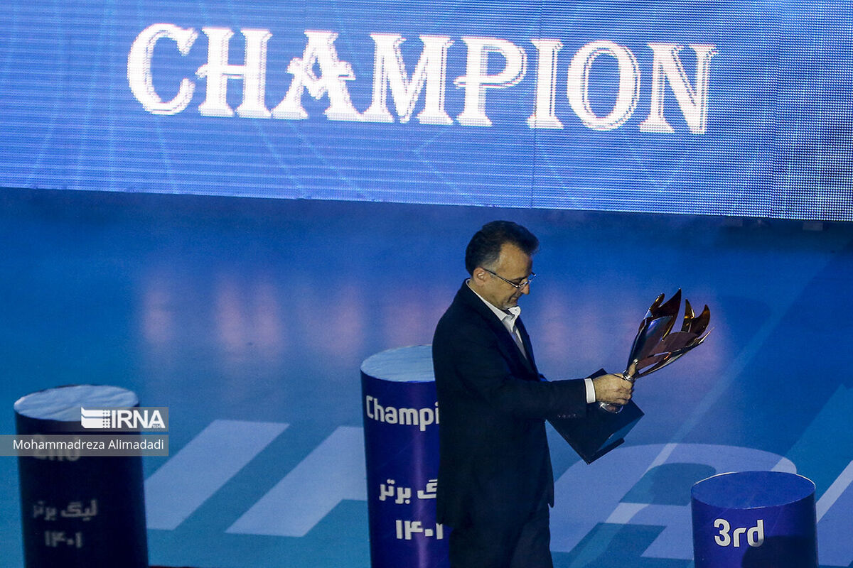 قاب عکس عجیب برای آقای گل استقلال/ جام مشترک فوتبال و والیبال