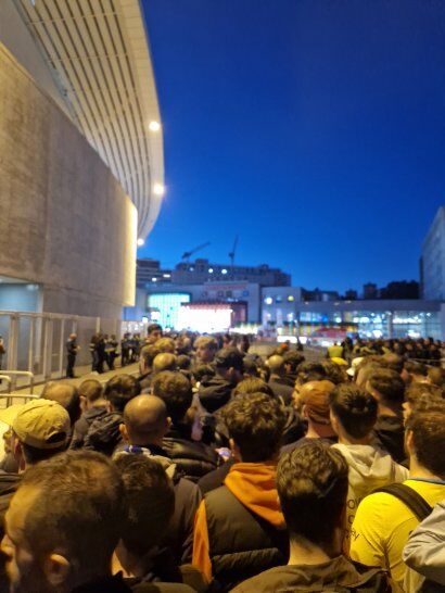 عکس| اتفاق عجیب در بازی پورتو – اینتر/ هوادار اینتر را از بالکن پرت کردند!