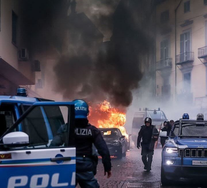 عکس| تصاویر وحشتناک از اقدام هواداران ناپولی/ اولتراها شهر را به آتش کشیدند