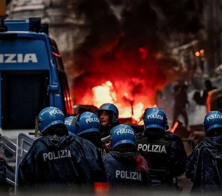 عکس| تصاویر وحشتناک از اقدام هواداران ناپولی/ اولتراها شهر را به آتش کشیدند