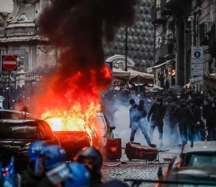 عکس| تصاویر وحشتناک از اقدام هواداران ناپولی/ اولتراها شهر را به آتش کشیدند