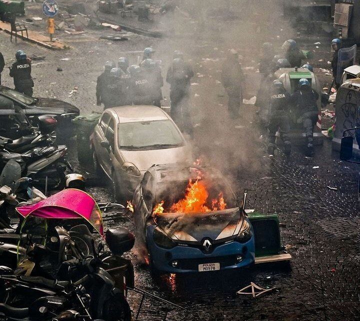 عکس| تصاویر وحشتناک از اقدام هواداران ناپولی/ اولتراها شهر را به آتش کشیدند