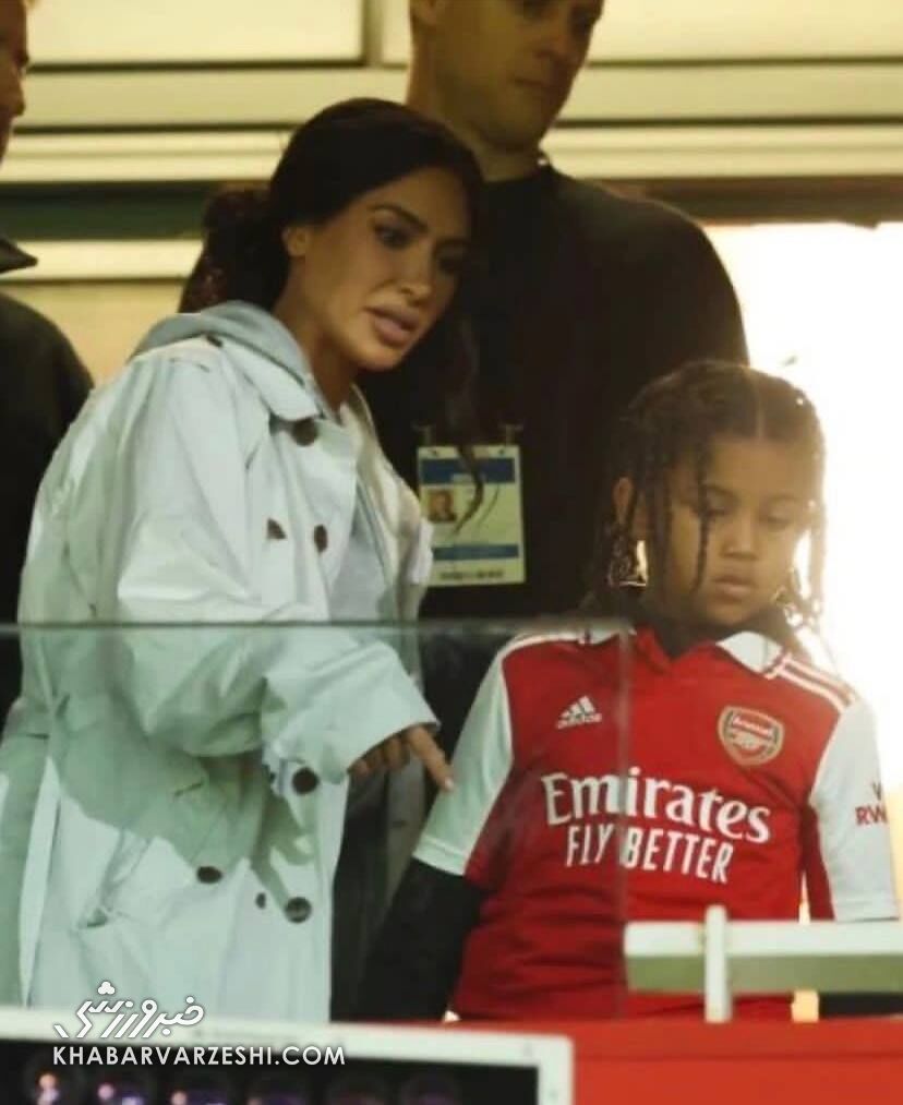 دهان کیم کارداشیان در ورزشگاه آرسنال از تعجب باز شد
