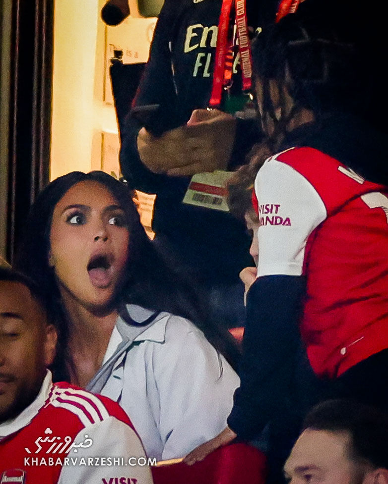 دهان کیم کارداشیان در ورزشگاه آرسنال از تعجب باز شد