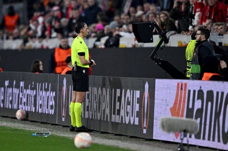 عکس| جنجال بر سر تصمیمات سردار در شب صعود یوونتوس/ خشم بازیکنان میزبان از پنالتی و اخراج