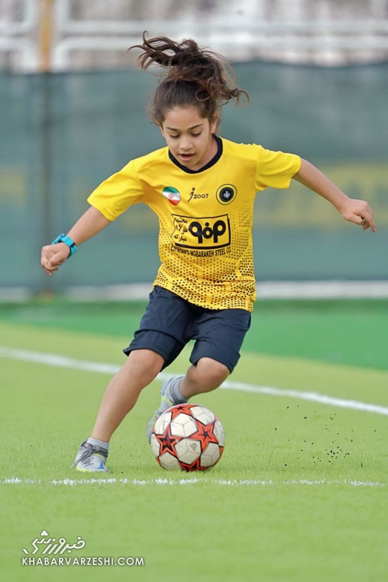 تصاویر| پدیده مدنظر لیونل مسی به سپاهان پیوست/ نابغه ایرانی در نصف جهان پا به توپ شد