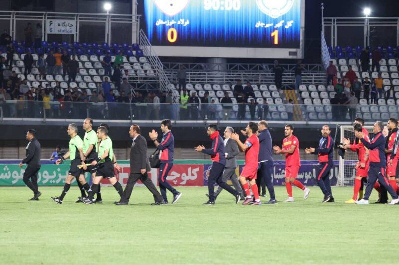 عکس| حرکت جنجالی فولادیها پس از شکست مقابل گلگهر/ تحقیر داور بازی از زمین تا رختکن