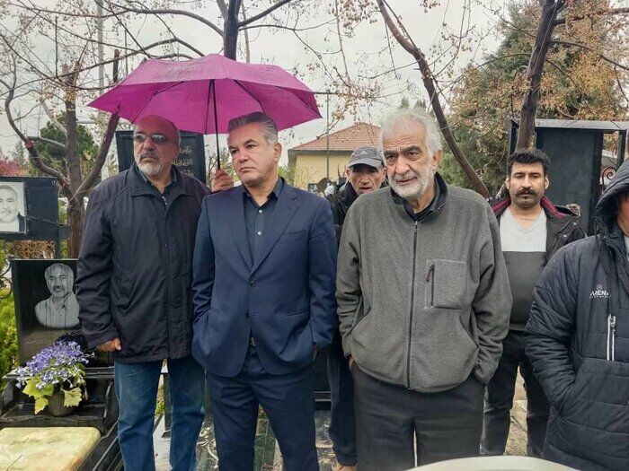 عکس| تشییع پیکر مربی خوشنام فوتبال ایران/ حمید استیلی و فرهاد کاظمی در مراسم خاکسپاری کاشف استعدادها