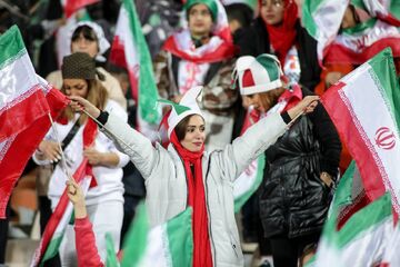 تصاویر| حاشیه دیدار ایران - روسیه/ سلفی هواداران خانم با گزارشگر بازی/ چالش زنان در هنگام ورود به ورزشگاه/ پسرهای خانم‌های ایرانی را جدا کردند!