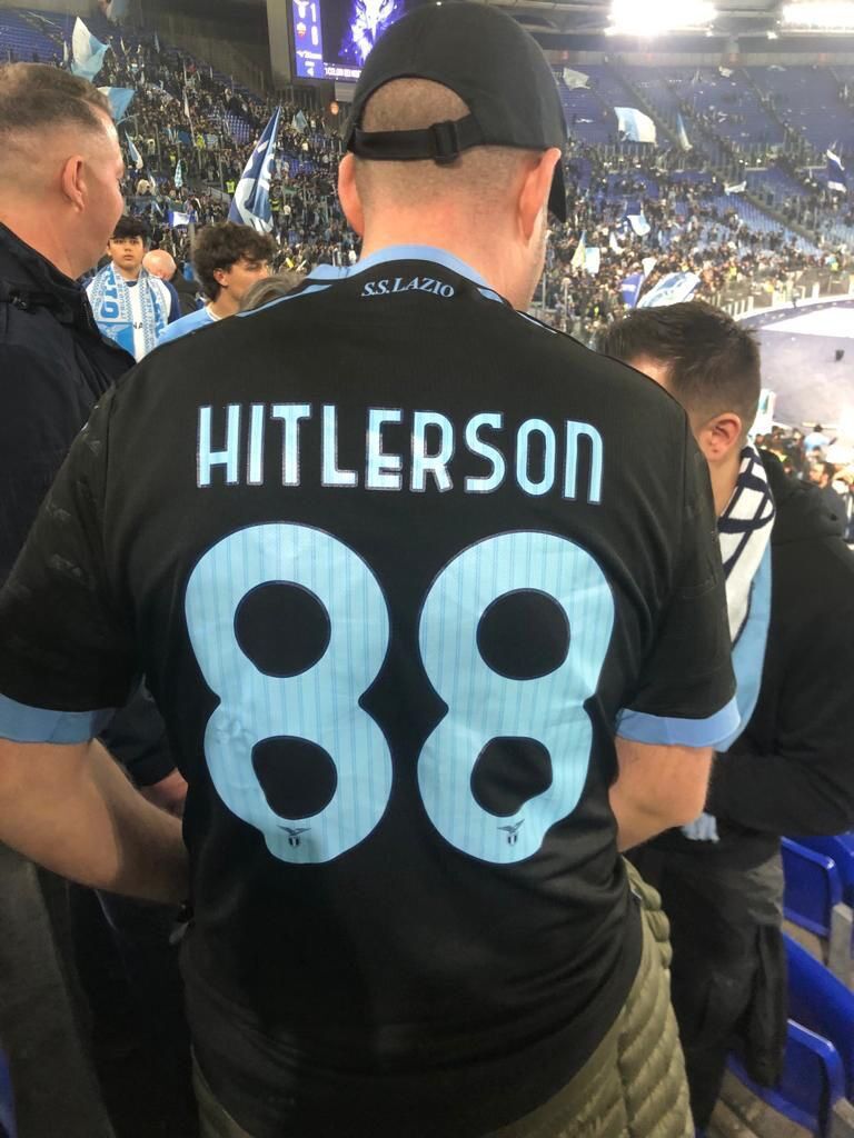عکس| تاوان سنگین برای پوشیدن لباس هیتلر!/ واکنش فوری پلیس به رفتار جنجالی یک هوادار فوتبال