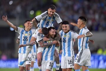 عکس| جشن دوباره آرژانتینی‌ها برای قهرمانی جام جهانی/ مسی باز هم به هوا پرتاب شد!