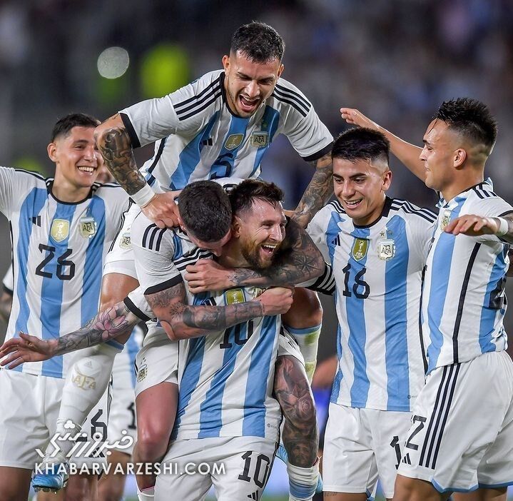عکس| جشن دباره آرژانتینی‌ها برای جام جهانی/ مسی باز هم به هوا پرتاب شد!