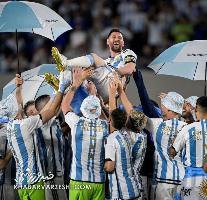 عکس| جشن دباره آرژانتینیها برای جام جهانی/ مسی باز هم به هوا پرتاب شد!