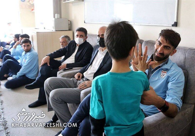 عکس| روز متفاوت بازیکنان تیم ملی/ ستارههای فوتبال ایران به یک خیریه رفتند