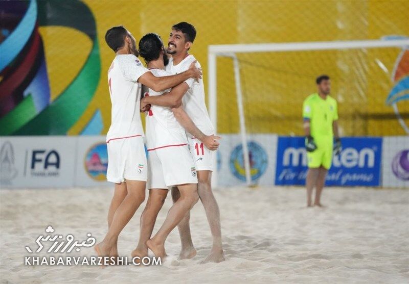 عکس| تبریک علی کریمی بعد از قهرمانی تیم ملی فوتبال ساحلی