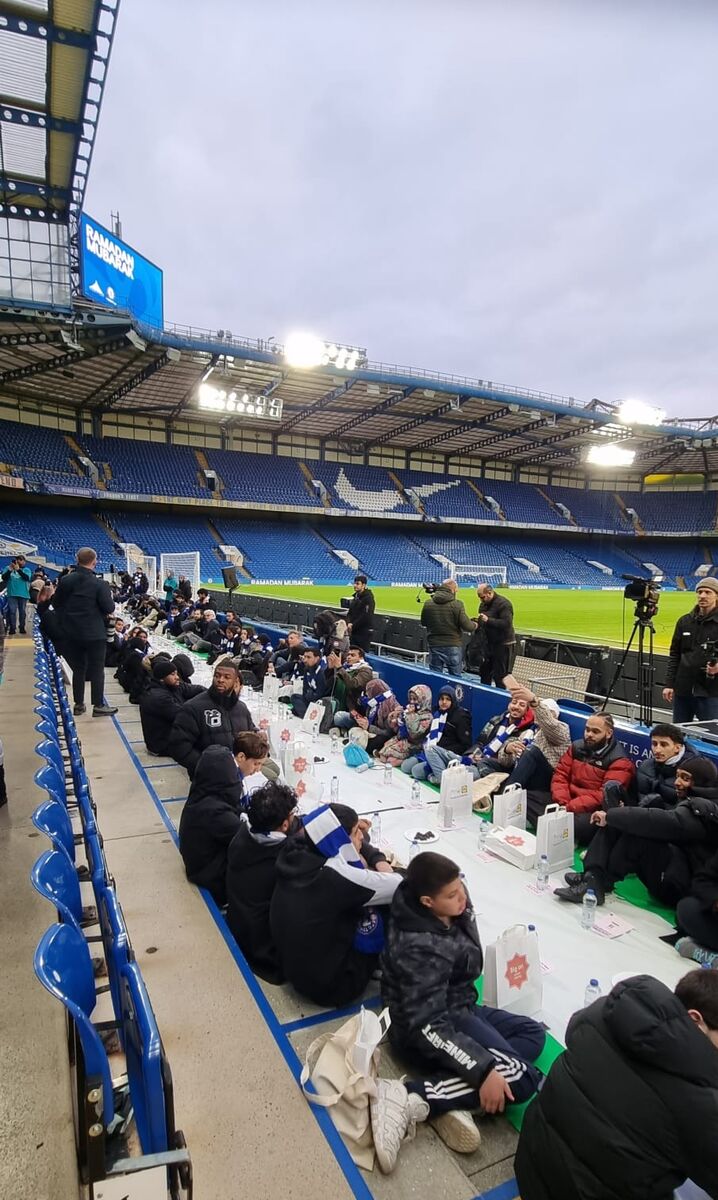 عکس| سفره افطار در ورزشگاه محبوب شهر لندن/ باشگاه چلسی میزبان روزهداران مسلمان
