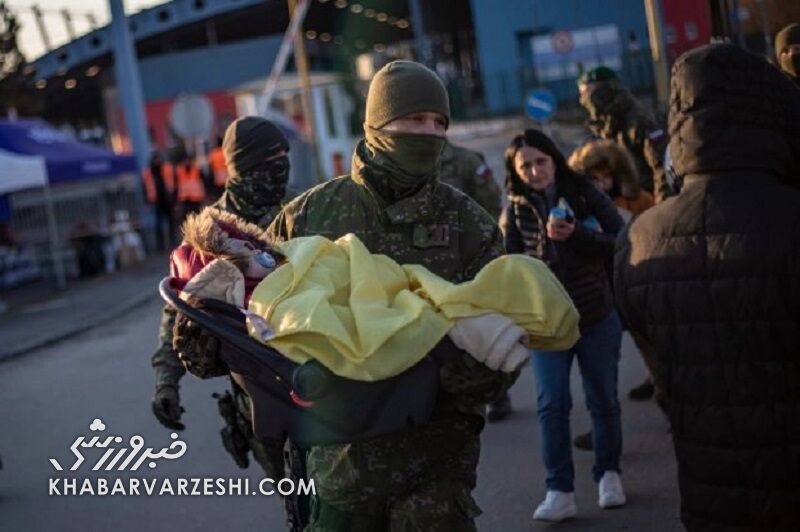 عکس| پرواز موشک‌های کاغذی هواداران اوکراینی بر فراز ومبلی/ نوشته روی این موشک‌ها چه بود؟