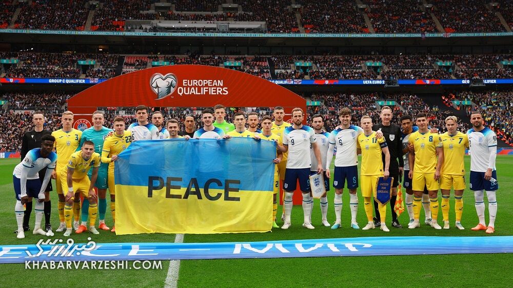 عکس| پرواز موشک‌های کاغذی هواداران اوکراینی بر فراز ومبلی/ نوشته روی این موشک‌ها چه بود؟
