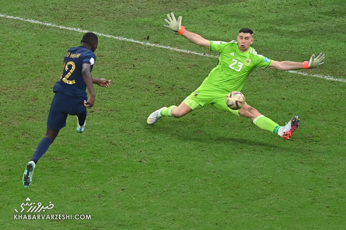 مهار موقعیت کولو موانی توسط امیلیانو مارتینس در فینال جامجهانی