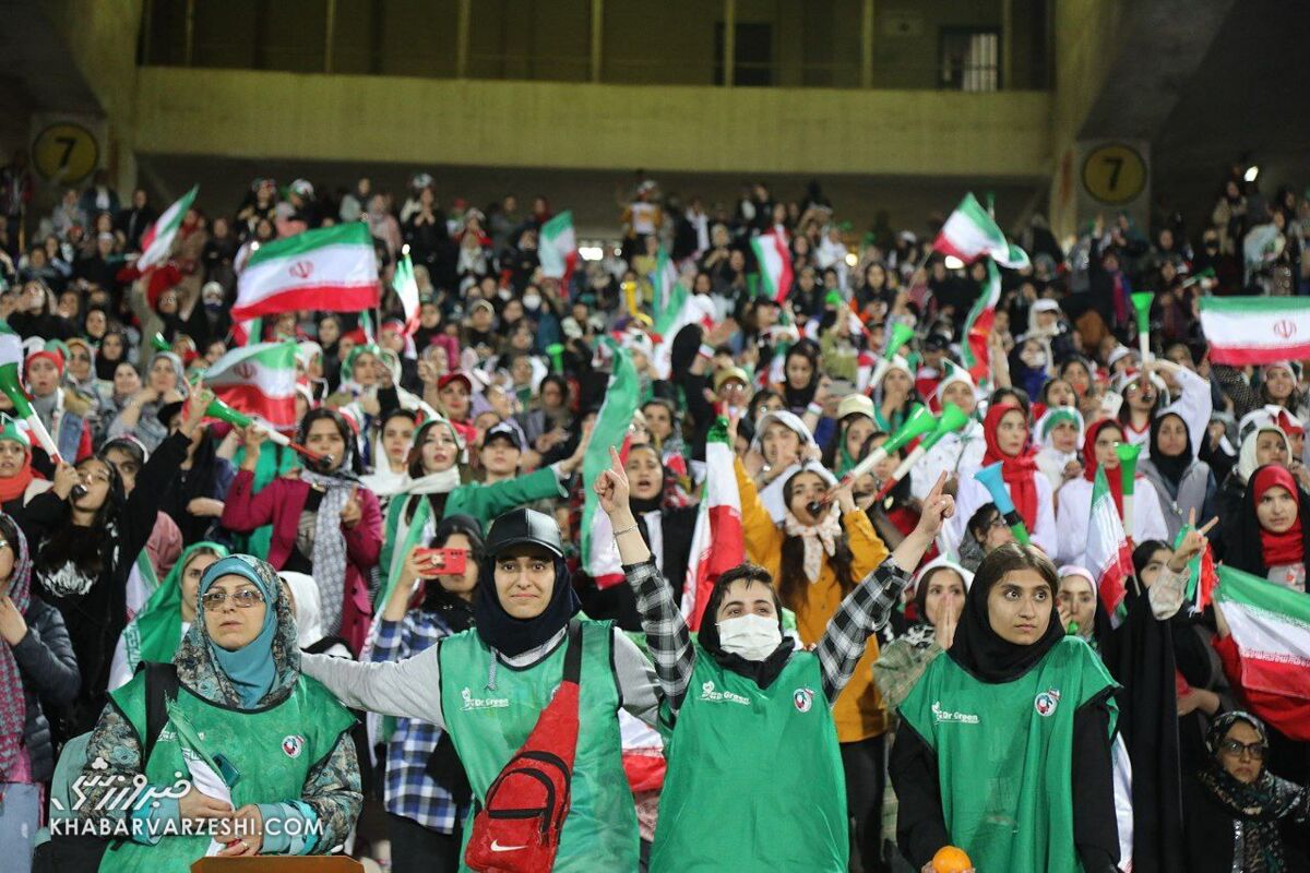 عکس| اینجا منطقه جنگی نیست، استادیوم آزادی است/ تصویری عجیب از زنان تماشاگر در کنار سکوهای مخروبه ورزشگاه آزادی عکس| اینجا منطقه جنگی نیست، استادیوم آزادی است/ تصویری عجیب از زنان تماشاگر در کنار سکوهای مخروبه ورزشگاه آزادی