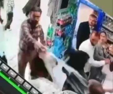 ببینید: کوبیدن سطل ماست بر سر یک مادر و دختر/ پای تذکر حجاب و نهر از منکر در میان بود؟!