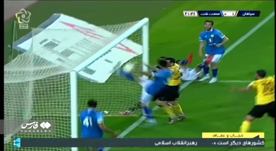 تصویری از صحنه جنجالی گل رامین رضاییان به نفت/ درگیری شدید بین بازیکنان سپاهان و صنعت نفت