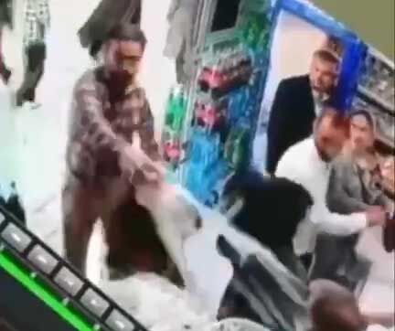 خالی کردن سطل ماست دختر و مادر 