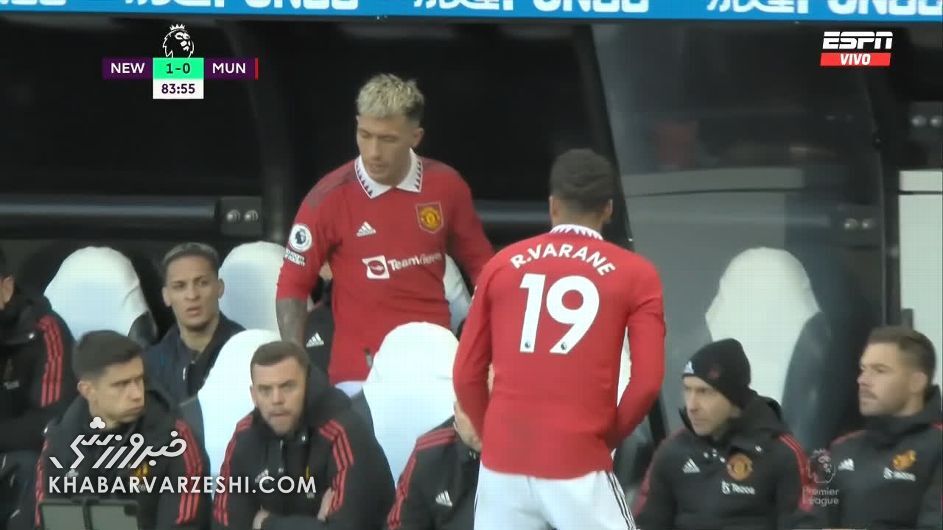 عکس| واکنش عصبی مدافع سرخها بعد از تعویض