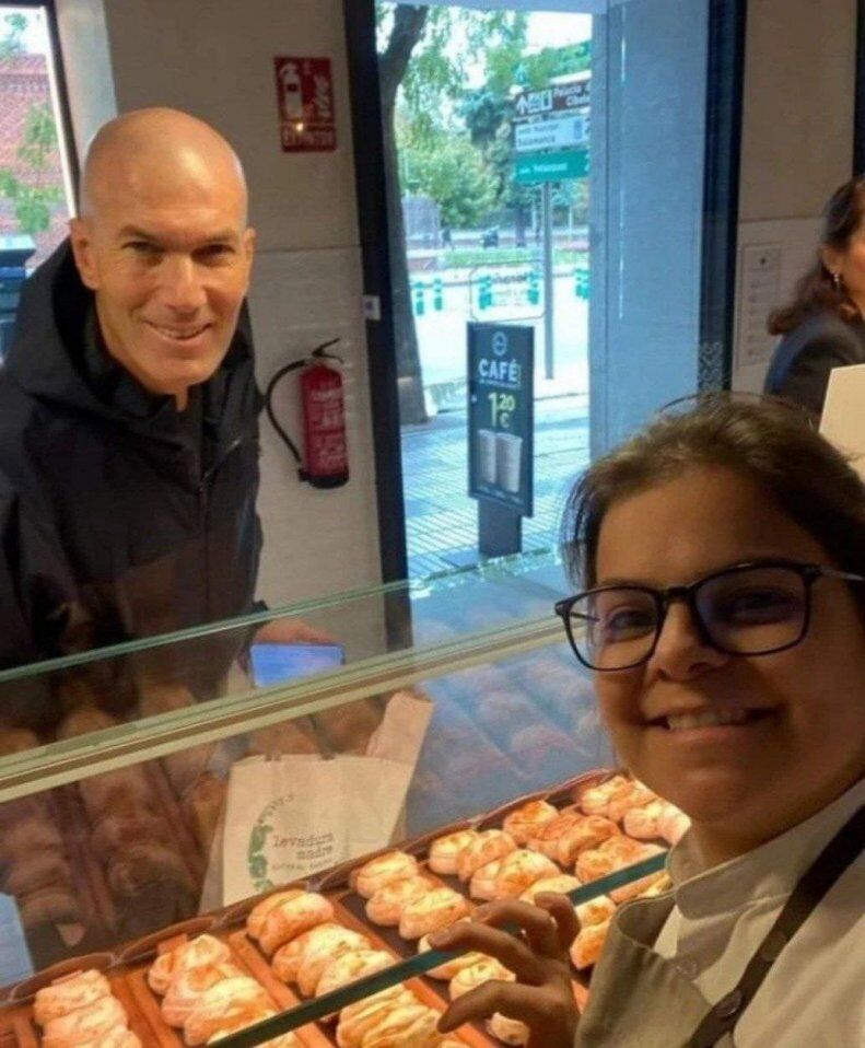 عکس| سلفی یک فروشنده با زیدان/ استقبال کاربران فضای مجازی از تصویر جدید اسطوره