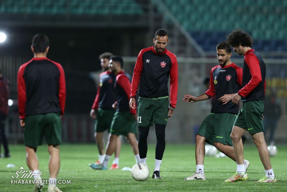 پرسپولیس باید چک اول را زودتر بزند/ دعوای پرسپولیس و استقلال به سود سپاهان است/ می دانم چرا محمد عمری به تیم ملی دعوت نشد!