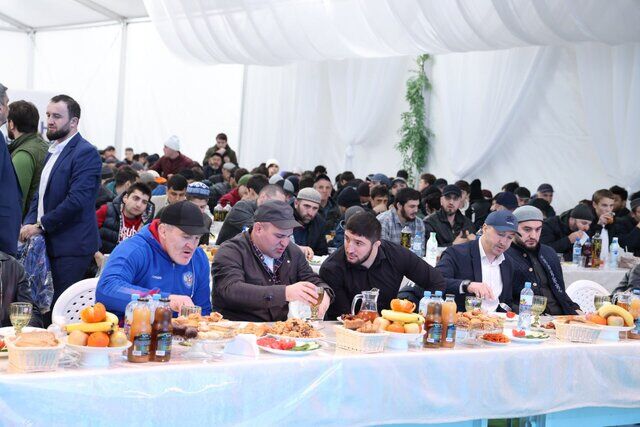 عکس| سنگ تمام تانک روس برای مردم داغستان/ حضور چهرههای شاخص کشتی روسیه در مراسم افطاری