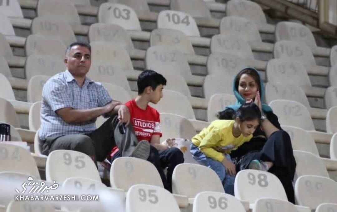 عکس| اتفاق کم نظیر در دیدار استقلال/ یک خانواده کامل روی سکوها