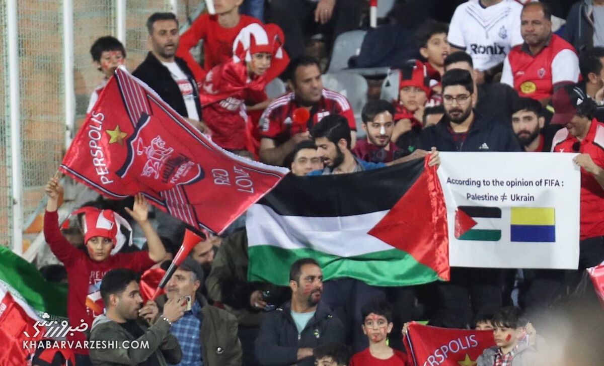 عکس| یک پیام سیاسی روی سکوهای آزادی/ چند هوادار پرسپولیس به فیفا طعنه زدند