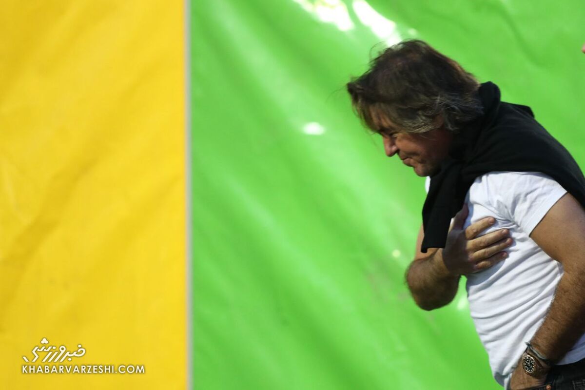 عکس | تعظیم ساپینتو به هواداران استقلالی/ واکنش سرمربی آبی‌ها به ابراز احساسات تماشاگران