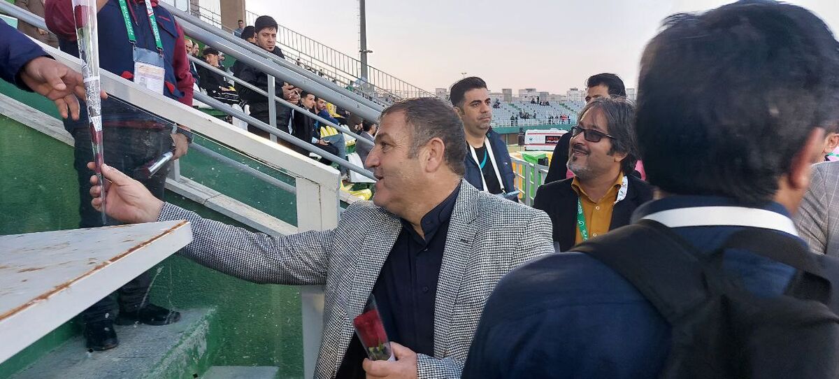 عکس| شعار استقلالیها و تشویق دیوید بکام!/ خوش و بش دو چهره تیم رقیب با حسینی و غلامپور