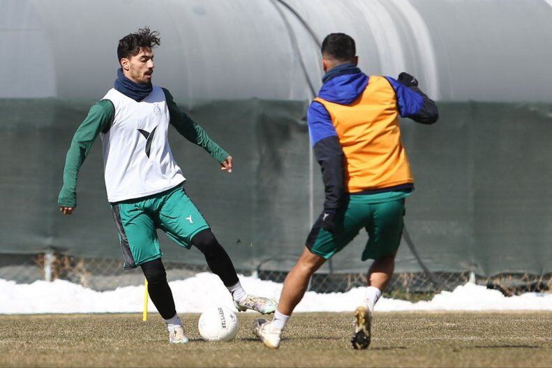 شاهکار جدید فتحاللهزاده با گم شدن قرارداد بازیکن استقلال/ ساپینتو از برخی پیشکسوتهای آبیها بامعرفتتر شد!