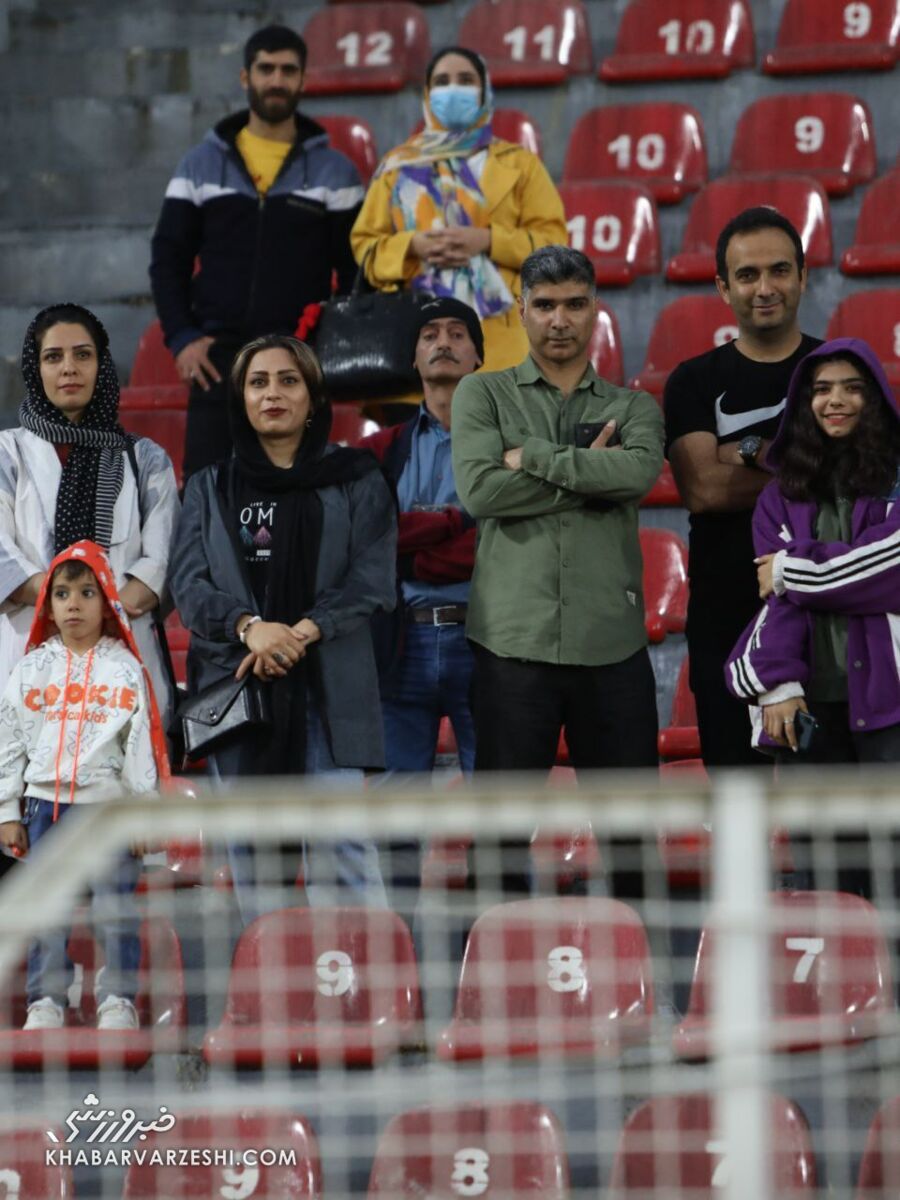 تصاویر| حضور پر رنگ تماشاگران زن در تمرین تیم لیگ برتری