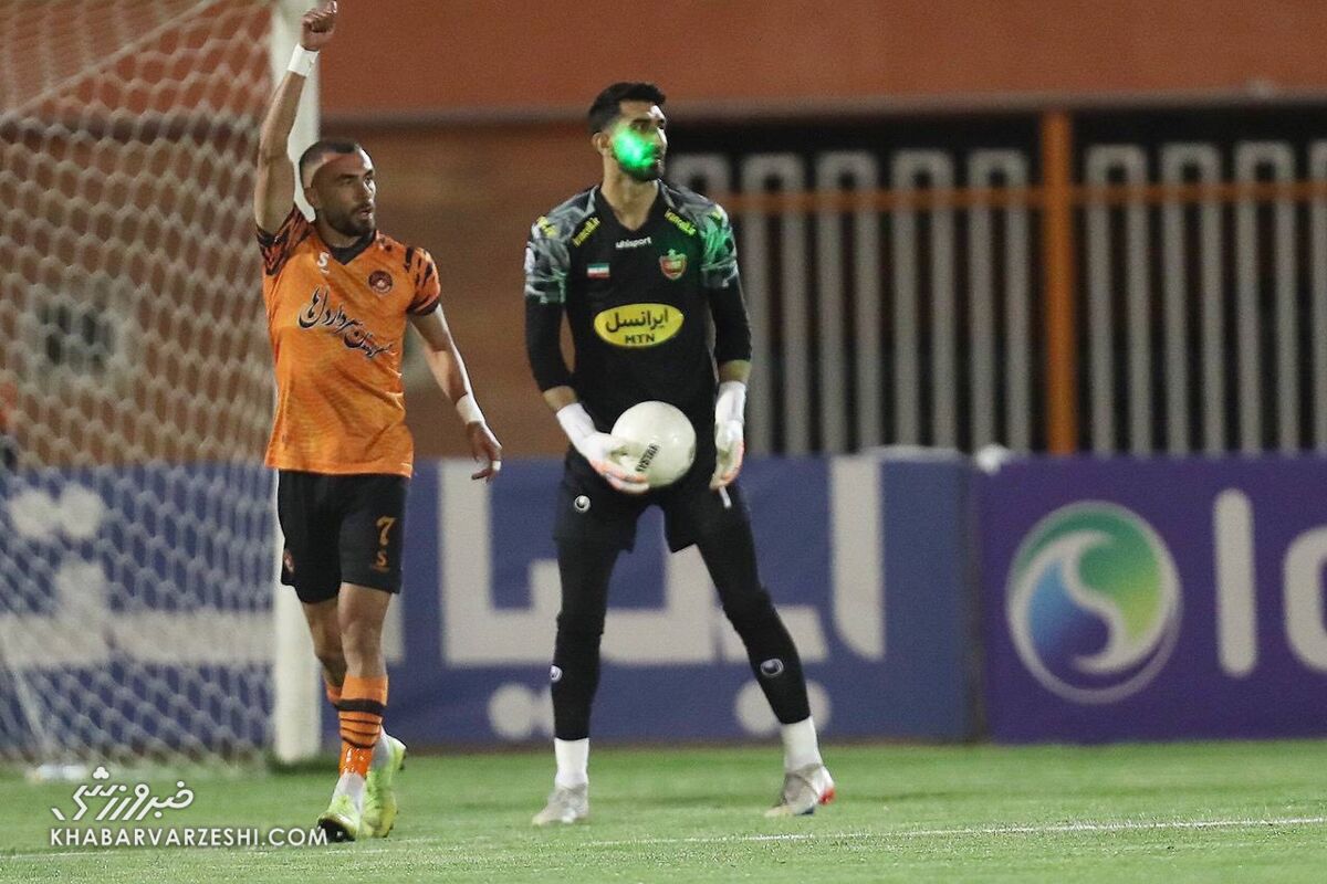 عجیب تصاویری که در نبرد کرمان ثبت شد/ به ستارهای پرسپولیس حمله شد!